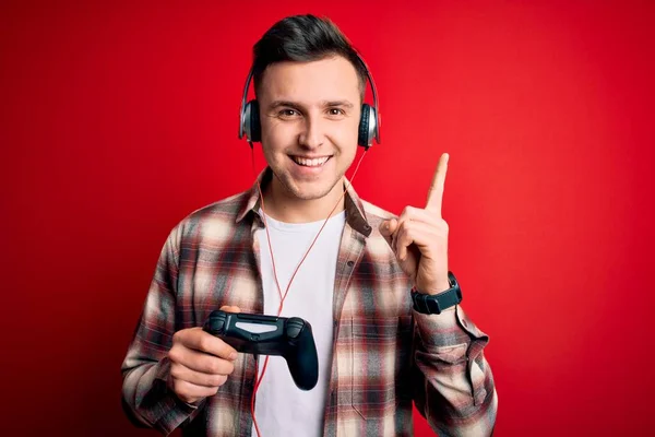 Joven Jugador Caucásico Guapo Jugando Videojuegos Con Joystick Consola Sorprendido —  Fotos de Stock