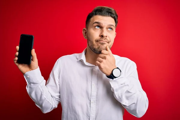 Mavi Gözlü Genç Bir Adamı Kırmızı Arka Planda Akıllı Telefon — Stok fotoğraf