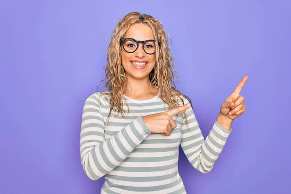 Mooie Blonde Vrouw Draagt Casual Gestreepte Shirt Bril Paarse Achtergrond — Stockfoto