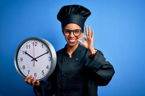 Mujer Panadera Afroamericana Con Uniforme Cocina Sombrero Haciendo Cuenta Atrás —  Fotos de Stock