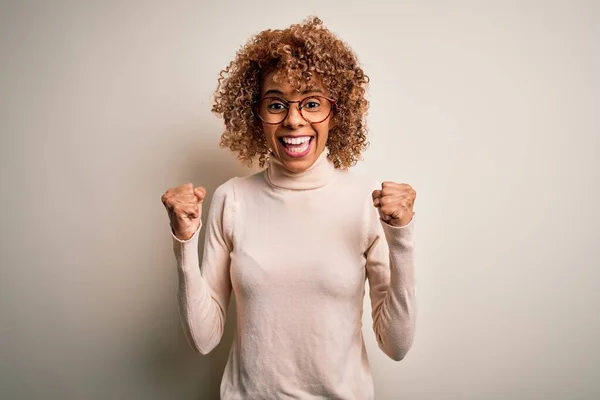 Ung Afrikansk Amerikansk Kvinna Bär Polotröja Tröja Och Glasögon Över — Stockfoto