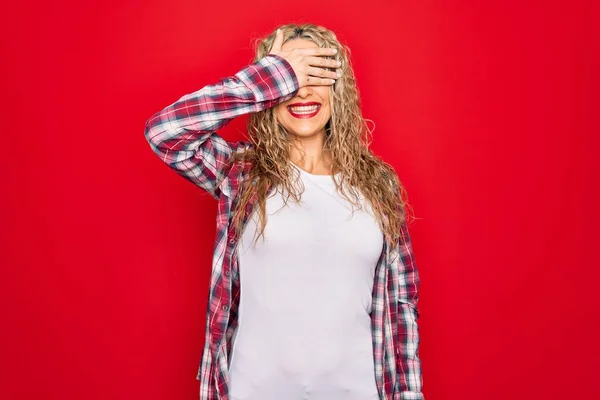 Jonge Mooie Blonde Vrouw Draagt Casual Shirt Staan Geïsoleerde Rode — Stockfoto