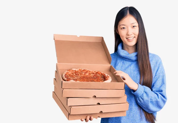 Jovem Mulher Chinesa Bonita Segurando Caixas Papelão Pizza Italiana Olhando — Fotografia de Stock