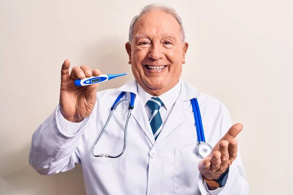 Starszy Siwowłosy Lekarz Noszący Stetoskop Kontrolujący Temperaturę Pomocą Termometru Świętującego — Zdjęcie stockowe
