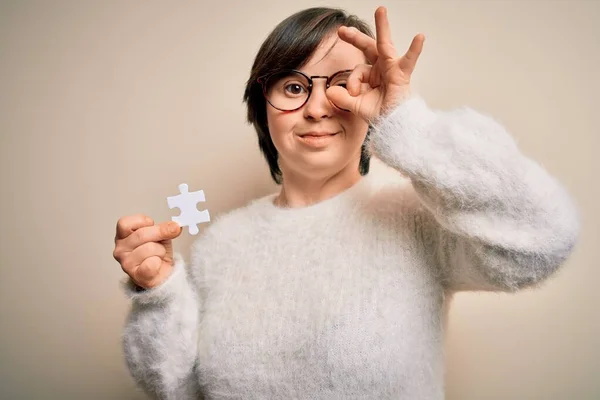 Young Syndroom Vrouw Met Puzzel Stuk Als Probleemoplossing Samenwerking Unie — Stockfoto