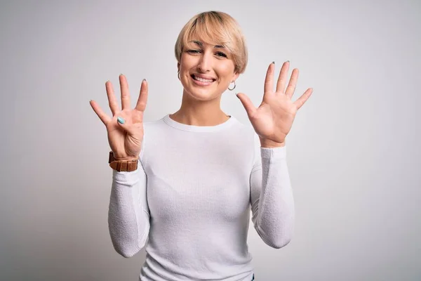 Junge Schöne Blonde Frau Mit Moderner Kurzhaarfrisur Die Vor Isoliertem — Stockfoto