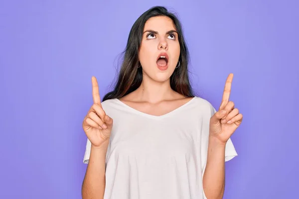 Junge Schöne Brünette Frau Trägt Legeres Weißes Shirt Über Lila — Stockfoto