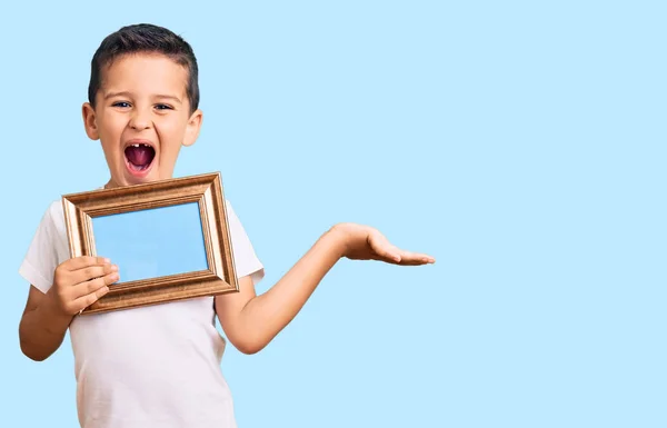 Pequeño Niño Lindo Sosteniendo Marco Vacío Celebrando Victoria Con Sonrisa — Foto de Stock