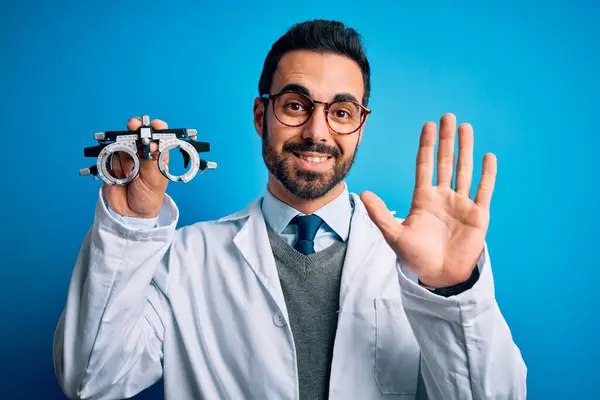 Jonge Knappe Optische Man Met Baard Met Optometrie Bril Blauwe — Stockfoto