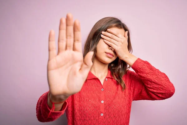 Ung Vacker Blond Casual Flicka Över Rosa Isolerad Bakgrund Täcker — Stockfoto