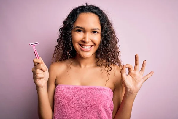 Joven Hermosa Mujer Con Pelo Rizado Usando Toalla Ducha Con —  Fotos de Stock