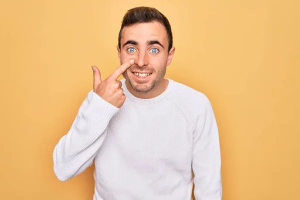 Giovane Bell Uomo Con Gli Occhi Azzurri Che Indossa Maglione — Foto Stock