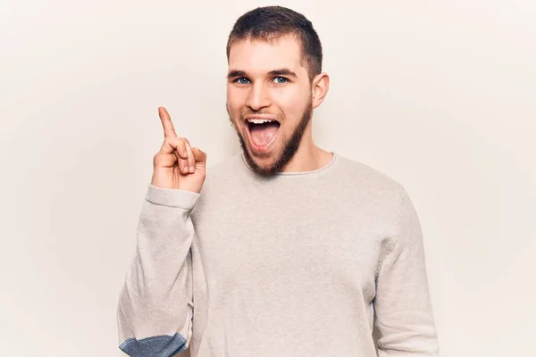 Junger Gutaussehender Mann Lässigem Pullover Mit Erhobenem Zeigefinger Und Erfolgreicher — Stockfoto