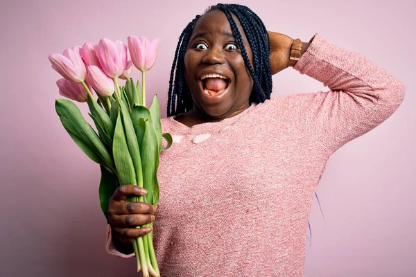 Jeune Femme Afro Américaine Taille Avec Des Tresses Tenant Bouquet — Photo