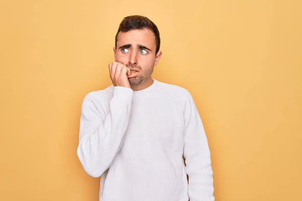 Homem Bonito Jovem Com Olhos Azuis Vestindo Camisola Casual Sobre — Fotografia de Stock