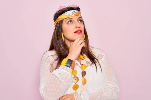 Mujer Hippie Hispana Joven Con Estilo Boho Moda Gafas Sol —  Fotos de Stock
