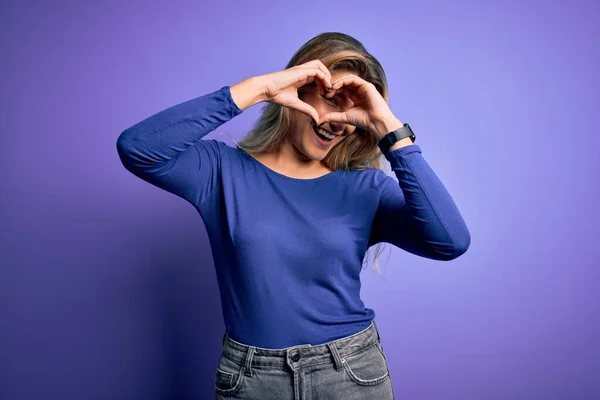 Joven Hermosa Mujer Rubia Con Camiseta Casual Sobre Fondo Púrpura —  Fotos de Stock