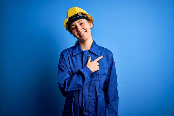 Jonge Mooie Arbeider Vrouw Met Blauwe Ogen Dragen Veiligheidshelm Uniform — Stockfoto