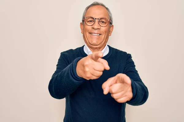 Hombre Mayor Guapo Pelo Gris Con Suéter Gafas Sobre Fondo —  Fotos de Stock