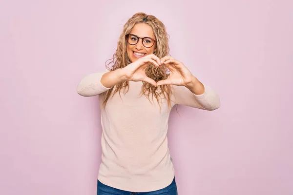 Joven Hermosa Mujer Rubia Con Suéter Casual Gafas Sobre Fondo — Foto de Stock