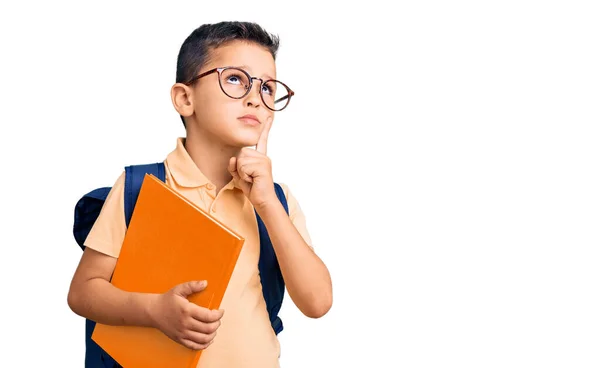 Petit Garçon Mignon Portant Sac École Tenant Livre Visage Sérieux — Photo