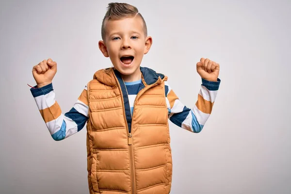 Joven Niño Caucásico Con Ojos Azules Pie Con Abrigo Invierno —  Fotos de Stock