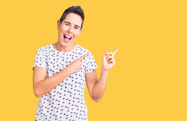 Mujer Joven Con Pelo Corto Vistiendo Ropa Casual Sonriendo Mirando — Foto de Stock