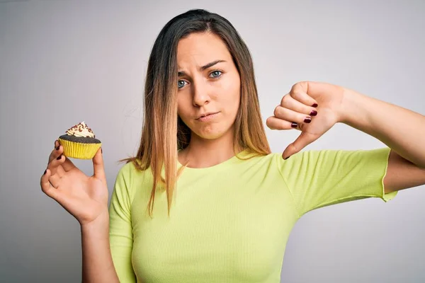 Young Beautiful Woman Blue Eyes Eating Sweet Chocolate Cupcake White — Stock Photo, Image