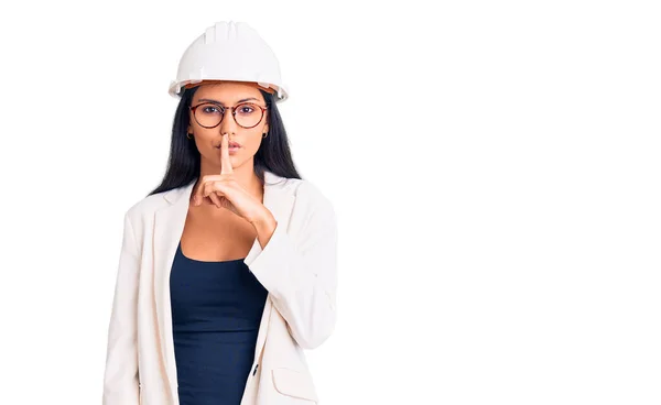 Jong Mooi Latijns Meisje Draagt Architect Hardhat Bril Vragen Stil — Stockfoto