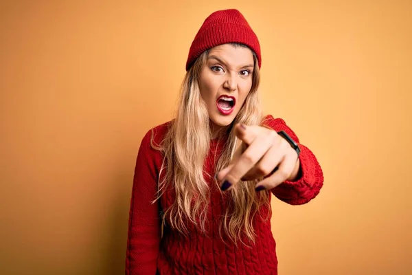 Giovane Bella Donna Bionda Indossa Maglione Casual Berretto Lana Sfondo — Foto Stock