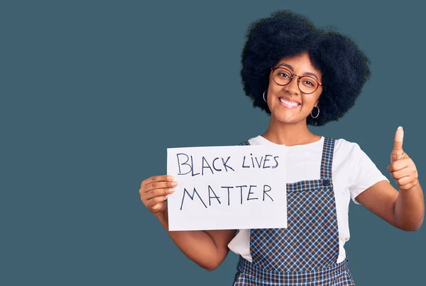 Fiatal Afro Amerikai Lány Kezében Fekete Életét Anyag Banner Mosolygó — Stock Fotó