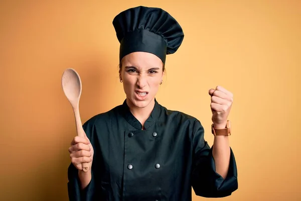 Junge Schöne Köchin Kochuniform Und Hut Mit Kochlöffel Genervt Und — Stockfoto