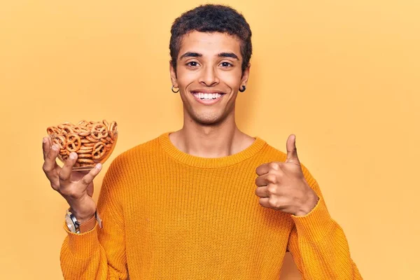 Jonge Afrikaanse Amerikaanse Man Met Pretzels Glimlachend Positief Duim Omhoog — Stockfoto