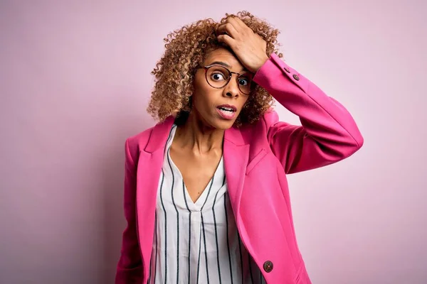 Jonge Afro Amerikaanse Zakenvrouw Met Een Bril Een Roze Achtergrond — Stockfoto