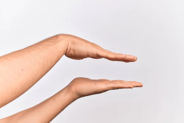 白人年轻人的手伸出来 用手指在孤立的白色背景上 中间夹着复制的空间 用双手测量 — 图库照片