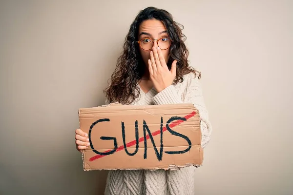 Joven Hermosa Mujer Con Pelo Rizado Sosteniendo Pancarta Con Armas —  Fotos de Stock