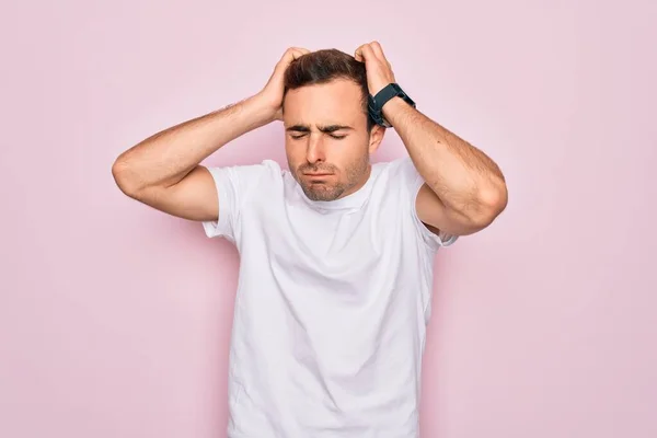 파란색 잘생긴 남자가 티셔츠를 편두통으로 스트레스로 고통받는 있습니다 — 스톡 사진