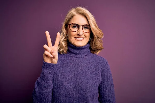 Middle Age Beautiful Blonde Woman Wearing Casual Purple Turtleneck Sweater — Stock Photo, Image