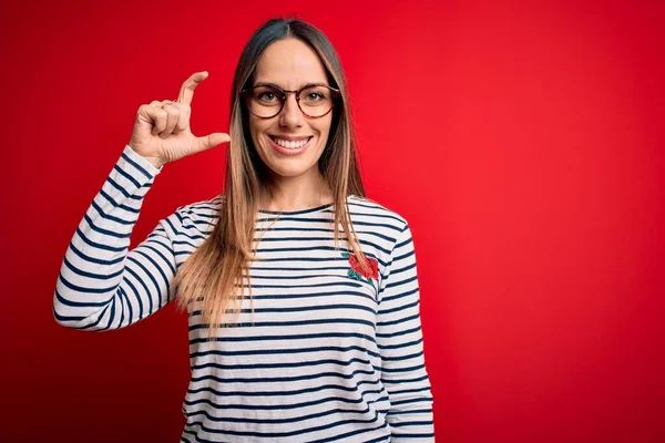 Jovem Mulher Loira Bonita Com Olhos Azuis Vestindo Óculos Sobre — Fotografia de Stock