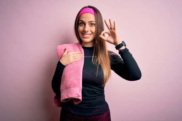 Spor Kıyafetleri Giyen Genç Fitness Kadını Pembe Arka Planda Havlu — Stok fotoğraf