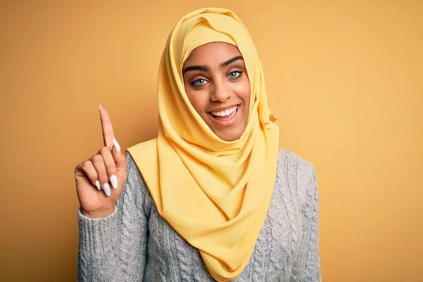 Giovane Bella Ragazza Afro Americana Indossa Hijab Musulmano Sfondo Giallo — Foto Stock