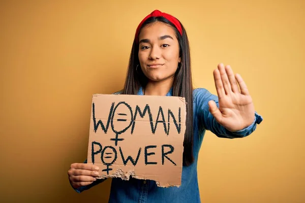 Güzel Aktivist Asyalı Kadın Elinde Güçlü Bir Mesajla Kadın Hakları — Stok fotoğraf