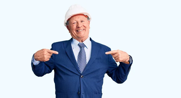 Hombre Pelo Gris Guapo Mayor Vestido Con Traje Sombrero Arquitecto — Foto de Stock