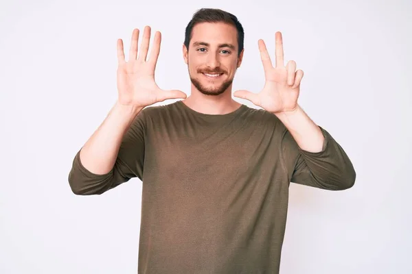 Junger Gutaussehender Mann Lässiger Kleidung Zeigt Mit Finger Nummer Acht — Stockfoto