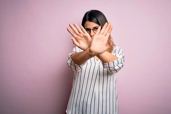 Jonge Mooie Vrouw Draagt Casual Gestreepte Shirt Bril Roze Achtergrond — Stockfoto