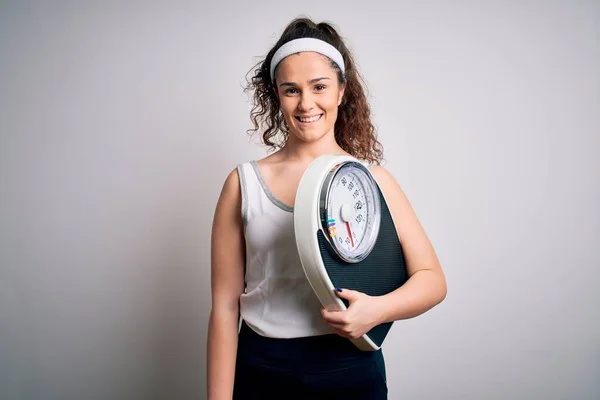 Giovane Bella Donna Con Capelli Ricci Possesso Pesatrice Sfondo Bianco — Foto Stock