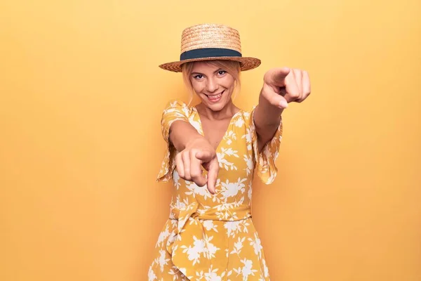 Piękna Blondynka Wakacjach Letniej Czapce Sukience Żółtym Tle Wskazując Ciebie — Zdjęcie stockowe