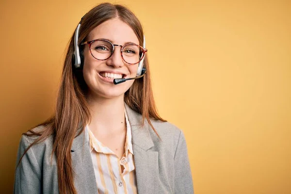 Junge Rothaarige Callcenter Agentin Mit Überarbeiteter Brille Und Headset Mit — Stockfoto