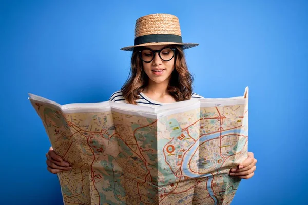 Menina Turística Loira Jovem Usando Chapéu Olhando Para Mapa Cidade — Fotografia de Stock
