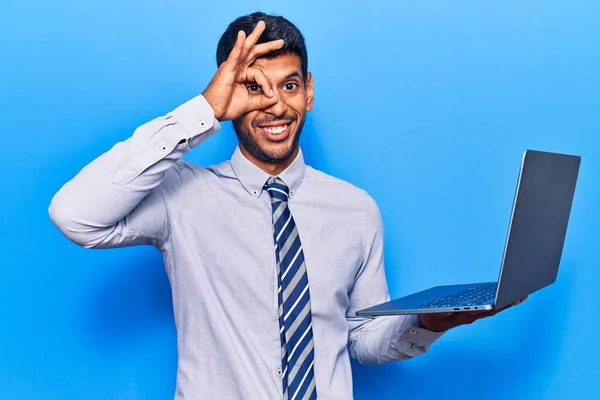 Молодий Латинський Чоловік Тримає Ноутбук Усміхнений Щасливий Робить Знак Рукою — стокове фото